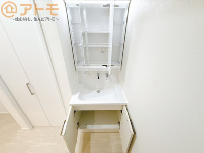 【独立洗面台】 | 清水区入江三丁目　新築戸建　全1棟 | 三面鏡の中は収納になっているため、スッキリとした洗面台を保つことができます♪