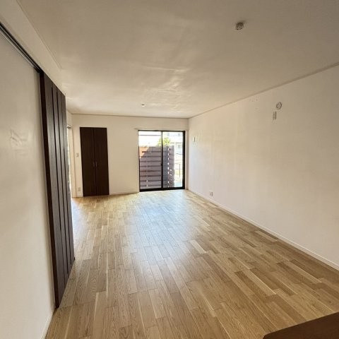 森南車庫付き戸建の居間・リビング