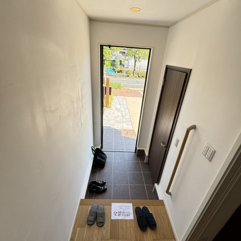 森南車庫付き戸建の玄関