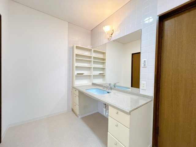 西条市樋之口183-12　中古住宅の独立洗面台