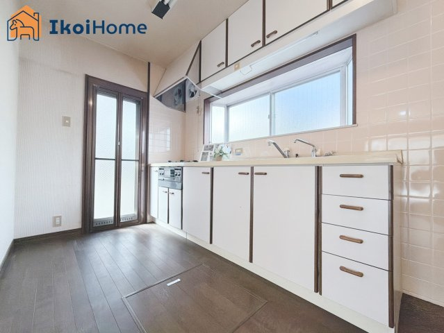 神戸市西区桜が丘東町５丁目　中古戸建のキッチン|【ホームページに現地動画掲載中】●年中無休：当日予約可●収納豊富なキッチンです！