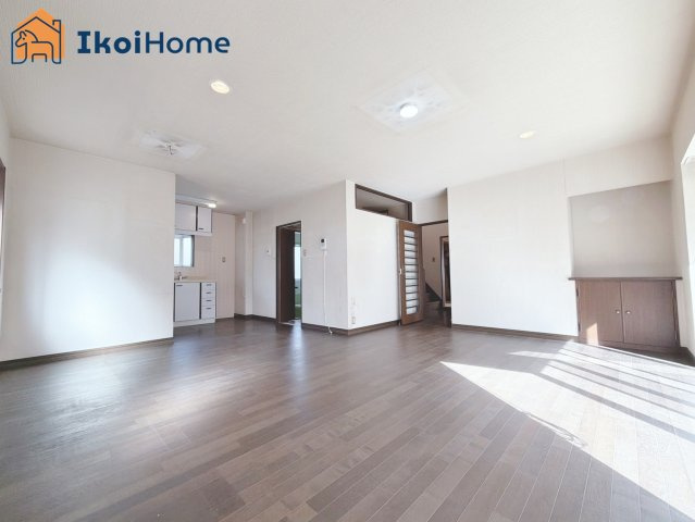 神戸市西区桜が丘東町５丁目　中古戸建の居間・リビング|【ホームページに現地動画掲載中】●年中無休：当日予約可●LDK18.2帖になります。2面採光！