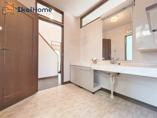 神戸市西区桜が丘東町５丁目　中古戸建の洗面所|【ホームページに現地動画掲載中】●年中無休：当日予約可●洗面台横に収納がございます！