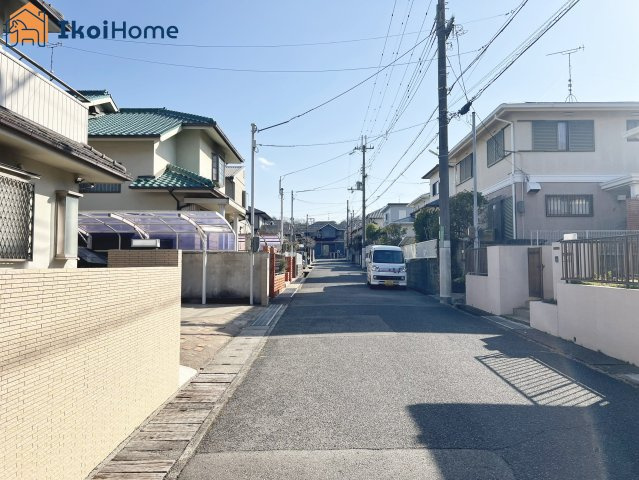 神戸市西区桜が丘東町５丁目　中古戸建の前面道路含む現地写真|【ホームページに現地動画掲載中】●年中無休：当日予約可●前面道路は幅員約6ｍ、交通量少なく安心。