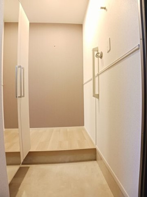 【玄関】 | ヒカルサ和歌山本町 | 収納もある玄関です