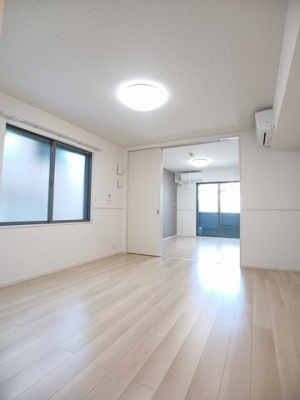 【居間・リビング】 | ヒカルサ和歌山本町 | 居間です