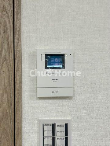 南砂キャピタルコータースのセキュリティ|【モニターホン】誰が来たかすぐにわかるカラーモニター付きインターホン。通話ボタンを押すまでは室内の音は漏れていませんので相手を確かめてから応対できます。