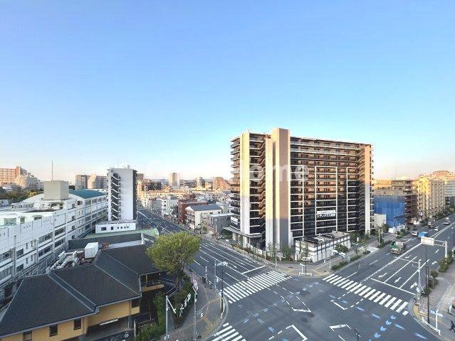 南砂キャピタルコータースの展望|手を伸ばせば、ふれることが出来そうな環境が、そのままインテリアになったような印象です。その豊かな眺望にふさわしい空間には、通風・採光にも優れ、心地よい光と風があふれています