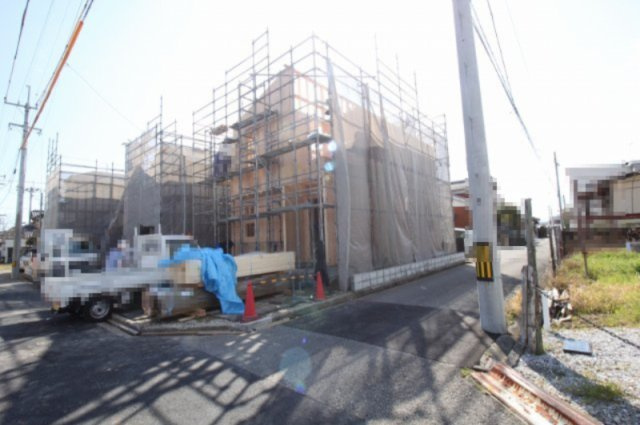 介良乙　1号棟　新築戸建（全3区画）　の前面道路含む現地写真|前面道路　東側　幅4.0ｍ　公道　接面9.8m／北側　幅4.0ｍ　公道　接面13.8ｍ