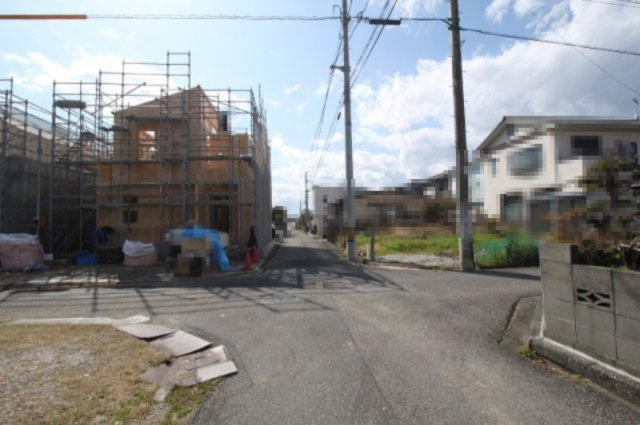 介良乙　新築戸建　1号棟【太陽光発電システム　7.56kw】（全3区画）　の前面道路含む現地写真|前面道路　東側　幅4.0ｍ　公道　接面9.8m／北側　幅4.0ｍ　公道　接面13.8ｍ