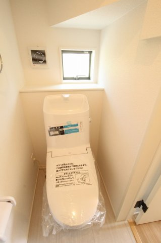介良乙　新築戸建　1号棟【太陽光発電システム　7.56kw】（全3区画）　のトイレ|1F