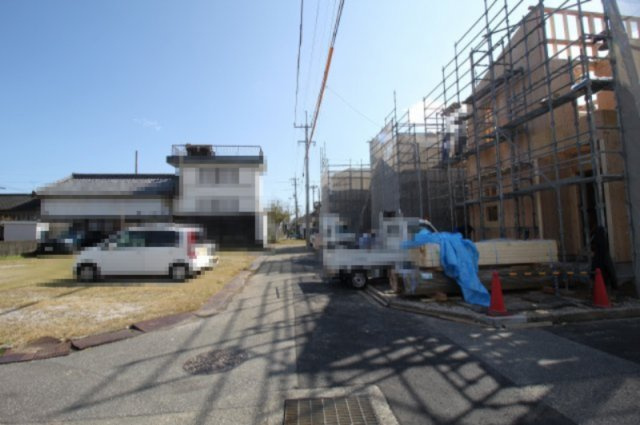 介良乙　新築戸建　1号棟【太陽光発電システム　7.56kw】（全3区画）　の前面道路含む現地写真|前面道路　東側　幅4.0ｍ　公道　接面9.8m／北側　幅4.0ｍ　公道　接面13.8ｍ