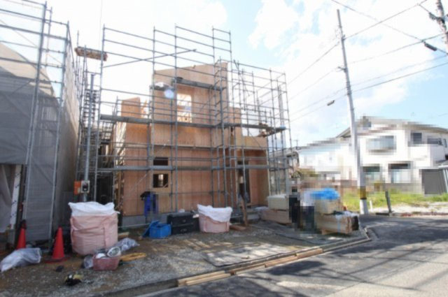 介良乙　1号棟　新築戸建（全3区画）　の前面道路含む現地写真|前面道路　東側　幅4.0ｍ　公道　接面9.8m／北側　幅4.0ｍ　公道　接面13.8ｍ