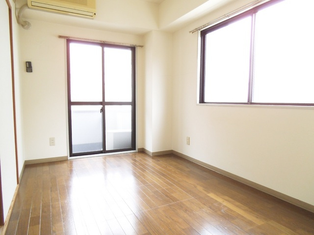 カーサフィオーレの居間・リビング|2面採光で明るい洋室♪