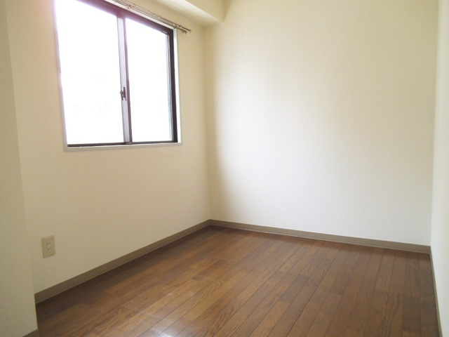 カーサフィオーレの洋室|４．２帖ある洋室です☆