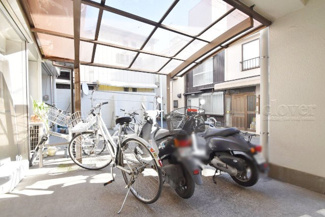 【駐車場】 | バイク置き場。空き区画の有無や駐輪料金、サイズおよび排気量規定などについては、改めてお問い合わせください。～即日のご見学可能～　お問合せはお気軽にどうぞ。