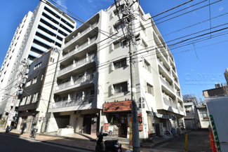 【外観】 | 手入れの行き届いた外壁やエントランスなど、「見ればわかる」レベルで清潔感を保ったマンションです。築年数を感じさせない姿で皆様をお出迎えします。～即日のご見学可能～　お問合せはお気軽にどうぞ。