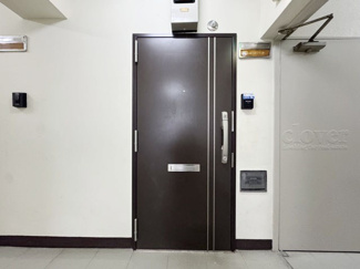 【その他共用部分】 | ダブルロック式の玄関ドアが皆様をお出迎え。お部屋のセキュリティの観点からも、うれしい設備ですね。玄関の色もシックで良い感じです。～即日のご見学可能～　お問合せはお気軽にどうぞ。