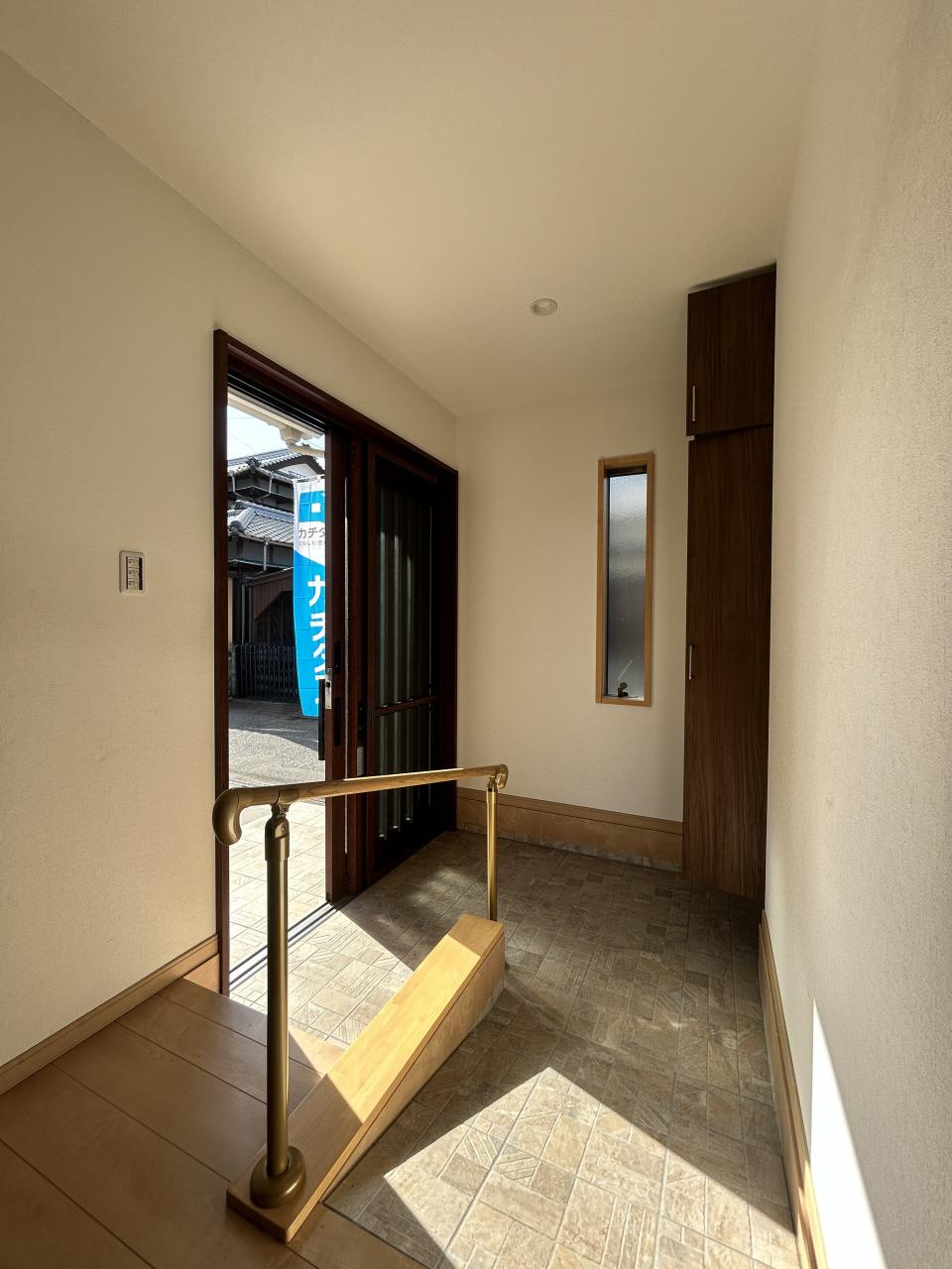 西条市樋之口382-13　中古住宅の玄関