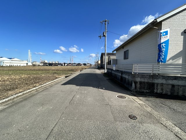 西条市樋之口382-13　中古住宅の前面道路含む現地写真