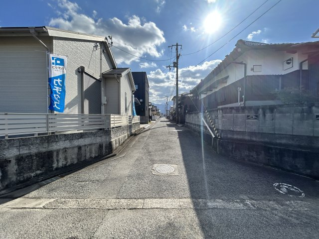 西条市樋之口382-13　中古住宅の前面道路含む現地写真