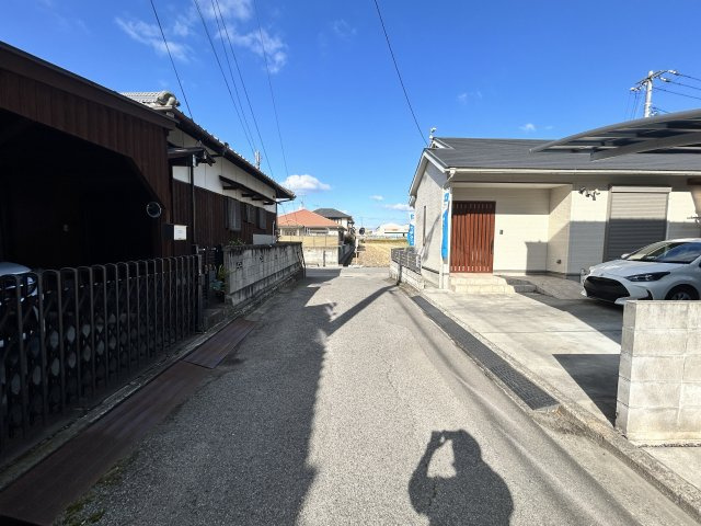 西条市樋之口382-13　中古住宅の前面道路含む現地写真