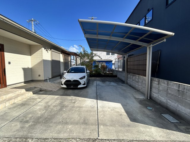 西条市樋之口382-13　中古住宅の駐車場