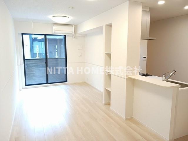 ガーデン・アイリスⅡの居間・リビング|南東向きのバルコニーがついている１２．５帖のリビングルーム◇