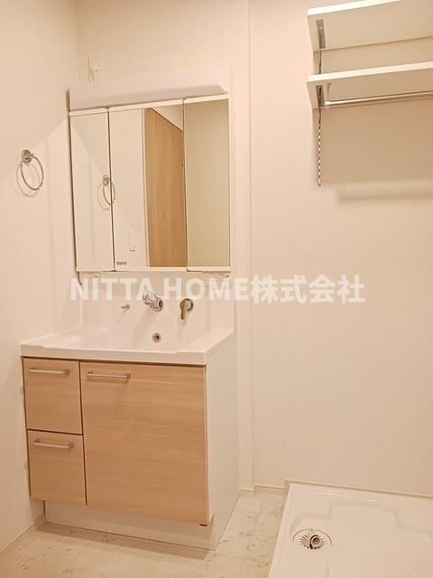 ガーデン・アイリスⅡの洗面所|三面鏡付き洗面台もありますよ！