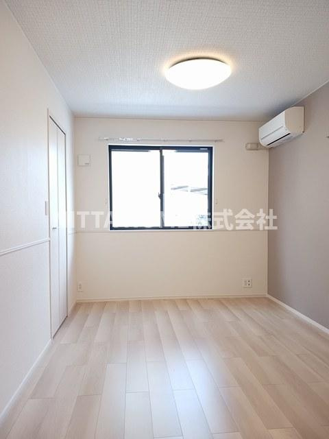 ガーデン・アイリスⅡの居間・リビング|こちらの洋室は６．１帖です◇