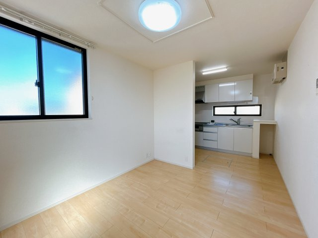 【居間・リビング】 | 結城市大字結城　中古戸建 | 家族だんらんで、笑顔のたえない時間も増えそうな広々としたLDKが魅力です(^^)/窓も多くて明るい空間でくつろげます。