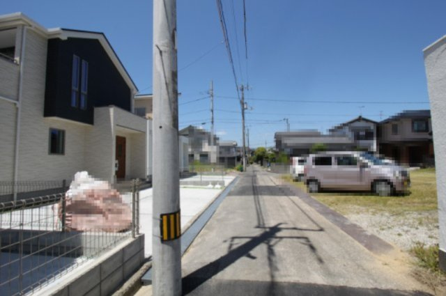介良乙　新築戸建　2号棟【太陽光発電システム】（全3区画）　の前面道路含む現地写真|前面道路　東側　幅4.0ｍ　公道　接面9.0m