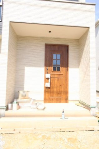 介良乙　新築戸建　2号棟【太陽光発電システム】（全3区画）　の玄関|2号棟　土地面積　134.24㎡　（約40.60坪）