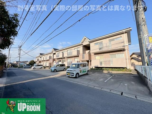 クレール参番館の駐車場