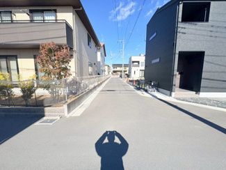 【前面道路含む現地写真】 | 川越市神明町　建築条件付き売地　「本川越駅」徒歩24分　敷地34坪　【川越小学区】