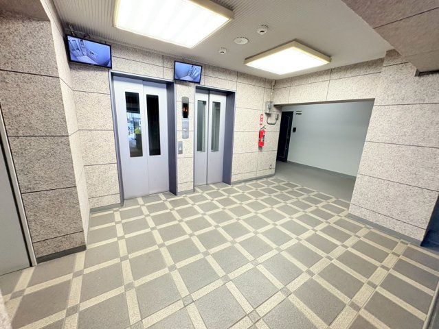 西京極ハイツのその他共用部分|エレベーターも２台完備しております♪