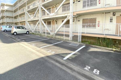 【駐車場】 | ビレッジハウス私部3号棟 | 車をお持ちの方に嬉しい駐車場付きの物件です