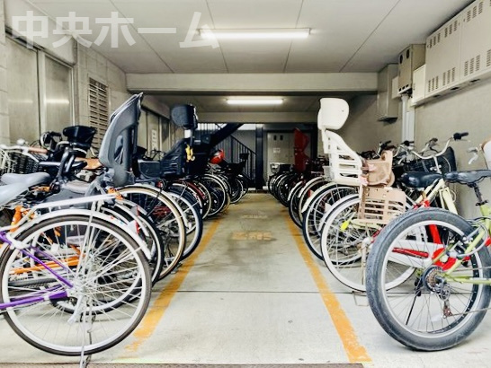 ハイマート入谷の駐輪場|【自転車置き場】最新の空き状況や費用などの詳細は担当スタッフまでお問い合わせください。