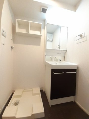 サンモール　わかばの独立洗面台|明るい洗面所です