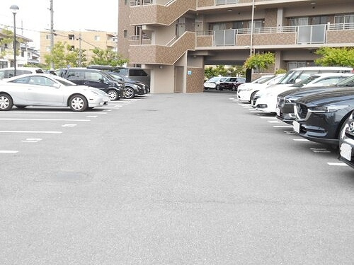 サーパス医大南の駐車場|敷地内平面駐車場　※2022年5月撮影