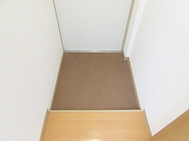 ハイツ７７の玄関