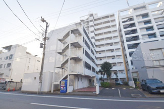 【外観】 | 青空によく映える建物です。手入れの行き届いた外壁やマンション正面エントランスなど、綺麗な姿をぜひ一度、現地にてご覧ください。～即日のご見学可能～　お問合せはお気軽にどうぞ。
