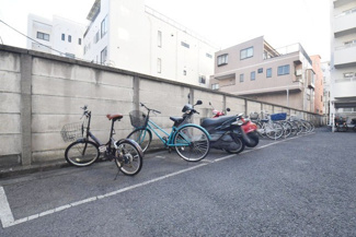 【駐車場】 | バイク置き場。空き区画の有無や駐輪料金、サイズおよび排気量規定などについては、改めてお問い合わせください。～即日のご見学可能～　お問合せはお気軽にどうぞ。
