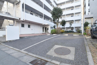 【駐車場】 | マンションの駐車場スペース。空きの有無や駐車料金、サイズ規定などについては、改めてお問い合わせください。～即日のご見学可能～　お問合せはお気軽にどうぞ。