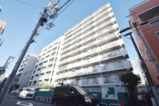 【外観】 | 手入れの行き届いた外壁やエントランスなど、「見ればわかる」レベルで清潔感を保ったマンションです。築年数を感じさせない姿で皆様をお出迎えします。～即日のご見学可能～　お問合せはお気軽にどうぞ。
