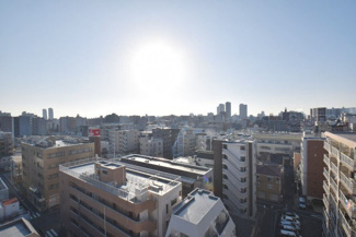 【展望】 | 眼前に広がる空の雄大さと、このお部屋の自慢の一つである「眺望」をご覧ください。毎日、この景色を独り占めできる新生活に夢が広がります。～即日のご見学可能～　お問合せはお気軽にどうぞ。