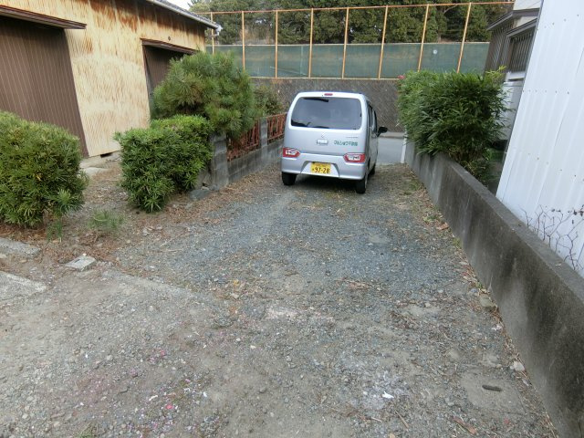 入野町16410-9戸建（倉庫）の駐車場