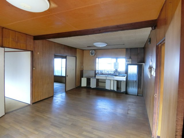 入野町16410-9戸建（倉庫）の居間・リビング