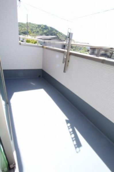 介良乙　新築戸建　3号棟【太陽光発電システム】（全3区画）　のバルコニー|2F　南西の部屋　6.75帖