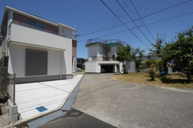 介良乙　新築戸建　3号棟【太陽光発電システム】（全3区画）　の前面道路含む現地写真|駐車場　2台
